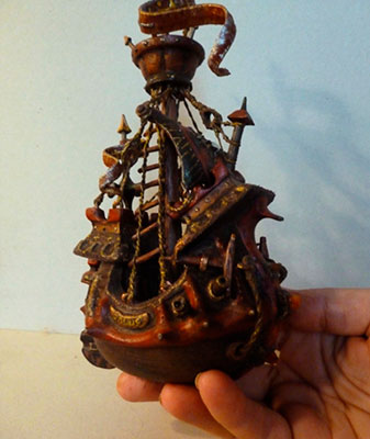 На ладони Анны Лесняк модель и макет корабля