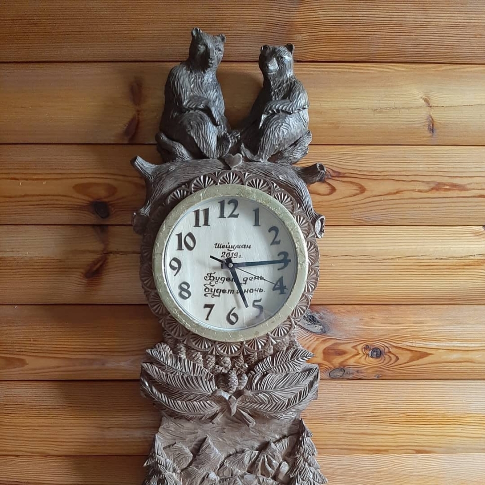 Часы Медвежья любовь. Резьба по дереву. Древесина липы. 900х320х45 мм